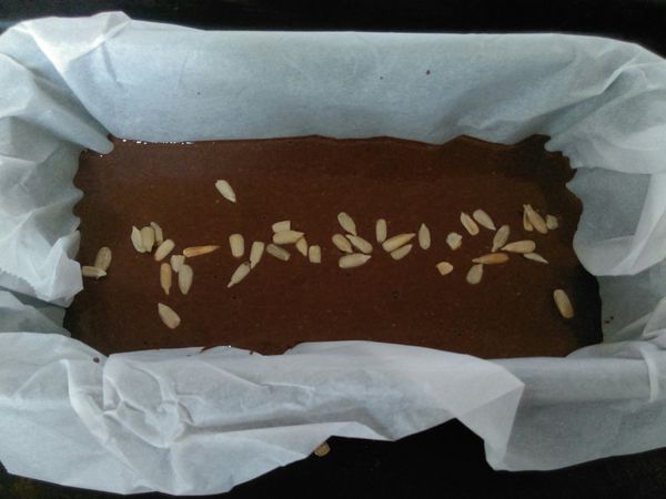 倒入模型中，灑葵花子（可省略），180度25分鐘