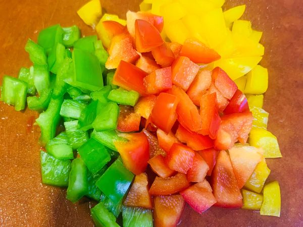 將紅綠燈彩椒們切成小碎片
