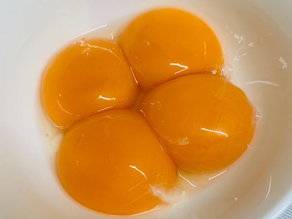 挖起的蛋黃放一邊，想想可以幹麻🤣⋯⋯想到可以告訴我嗎？