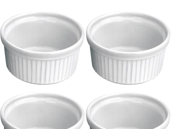 找可以進烤箱的容器，我用的是布丁杯，把蛋液平分到倒進兩個杯子裡，再把彩椒、雞胸肉末分成2份，加進蛋液中，忘記拍照🤣🤣🤣