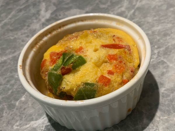 烤箱180度預熱後，整杯放進烤箱烤20分鐘，叮～～就完成了！可以做幾杯冰起來早上熱一熱當早餐吃