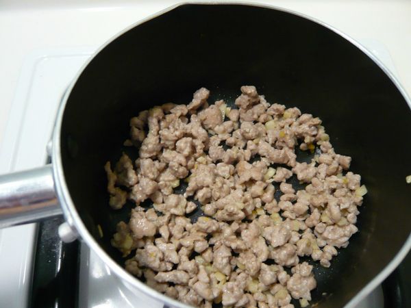 蒜頭切末放入鍋內爆香，加入絞肉炒熟取出放涼備用