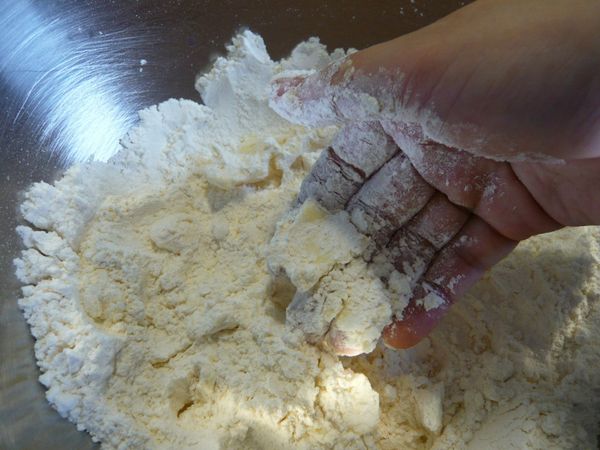 將奶油融合於麵粉內用指腹搓揉均勻