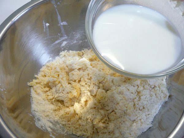 將牛奶緩緩加入麵團中攪拌均勻