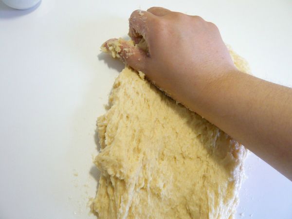 將麵團揉至無粉粒的麵糰後移到工作桌上，用手揉搓麵團