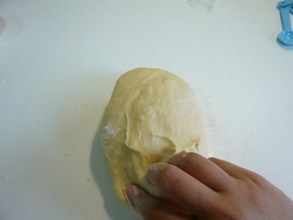 朝桌面摔打出去