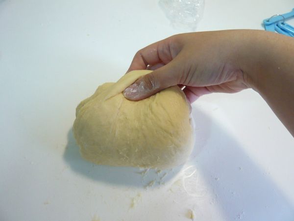 對折後再抓取麵糰摔打，重複此動作