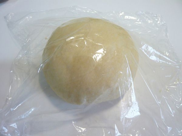 將麵團搓圓並蓋上濕布或保鮮膜，放置20分鐘讓麵糰鬆弛