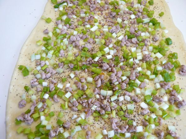 將已鬆弛的麵團桿成20cmx30cm狀,塗上少許橄欖油依序鋪上黑胡椒粒、蔥花、肉末、鹽