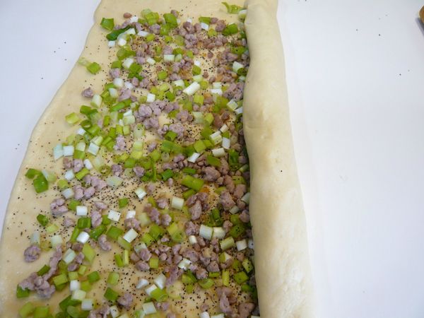 慢慢將麵團捲起，接合處用指間捏緊讓邊端密合並分割成8等份