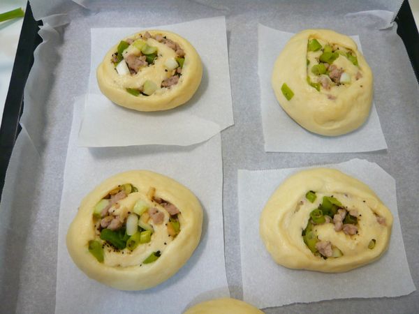 將麵團放進烤盤內，放入烤箱50分鐘做第2次發酵