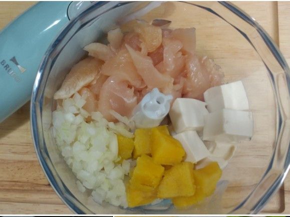 1️⃣所有材料用攪拌機攪碎
(碎嘅程度視乎bb咀嚼能力)