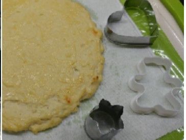 煮熟後用曲奇模造型。