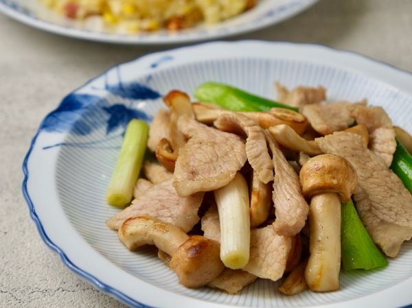 姬松茸剖半
松阪肉切片
蔥切段，分蔥白蔥綠

乾鍋煸香姬松茸上色，接著加進油後下蔥白與松阪肉拌炒，7分熟時嗆些料理酒後下蔥綠，起鍋前下白胡椒及鹽調味炒均勻，即完成✅