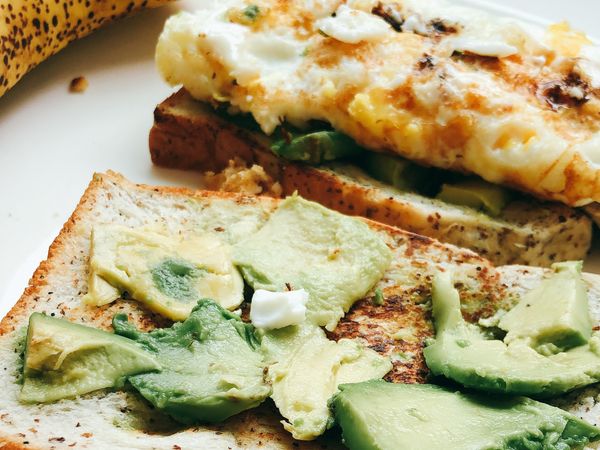 1
吐司烤到酥脆
2
酪梨切一半，用湯匙抹在吐司上（分別抹在兩片吐司）
3
煎蛋至八分熟（半熟蛋跟酪梨的口感最搭）
4
夾起來，大口吃！