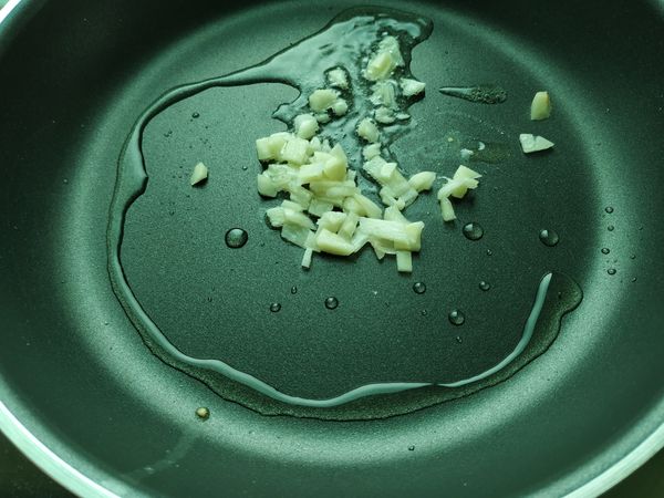 熱鍋後加點油，放入蒜末