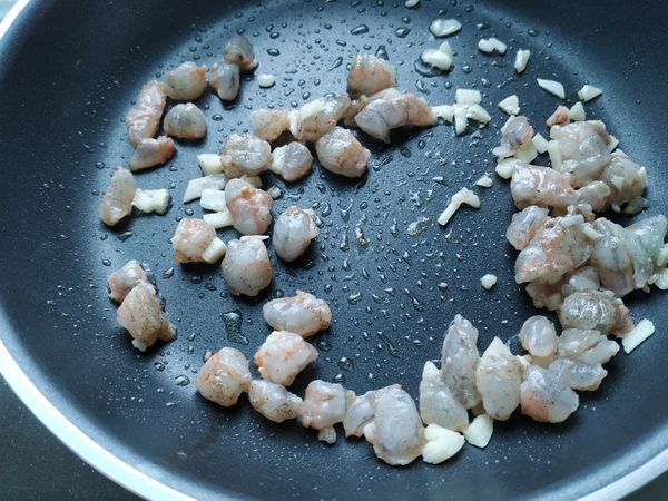 炒到蒜香出來，加入蝦丁拌炒