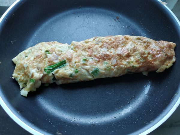 等到蛋液略為凝固，往前捲起，（破掉也沒關係，捲好後整形一下就好），捲好整形好即可