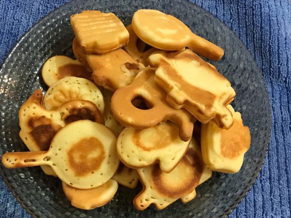 兩面都要熟，拿章魚燒籤戳戳看，如果籤是沾有未熟的麵糊，表示中間未完全熟，再烤ㄧ下就行了。