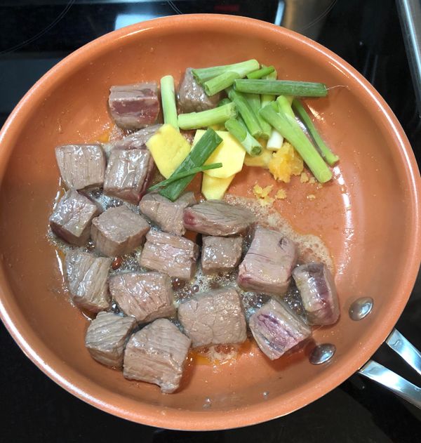 煎一下後，加入蔥、大蒜、薑片拌炒