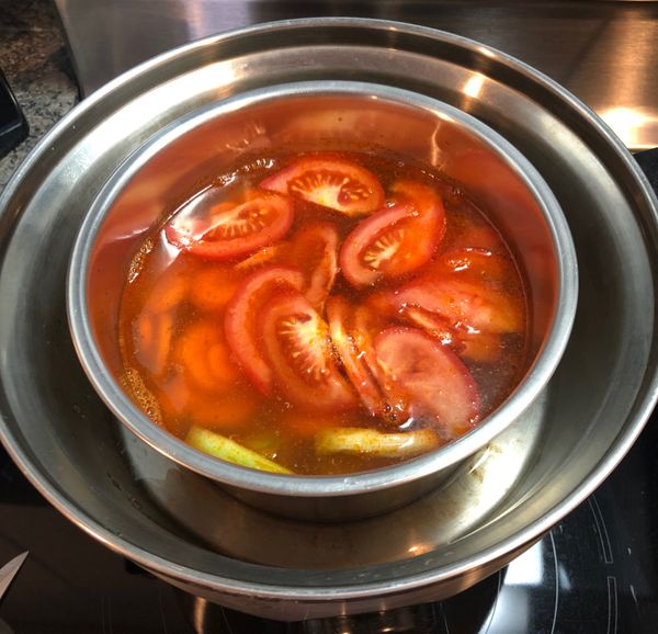 內鍋放入約750-900cc的水，外鍋放一杯量米杯的水