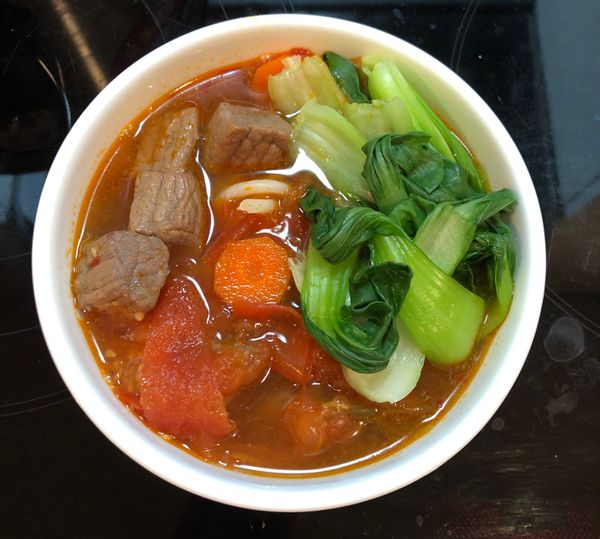 電鍋跳起來，悶一下就可以吃了！
煮個麵，加上去就變成牛肉麵了！