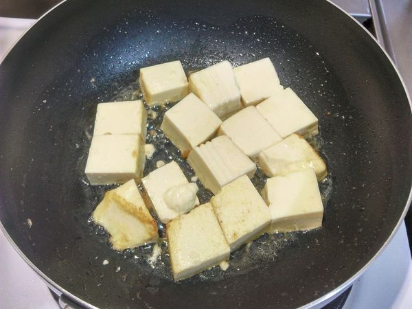 熱油鍋下切塊的雞蛋豆腐
煎至兩面金黃