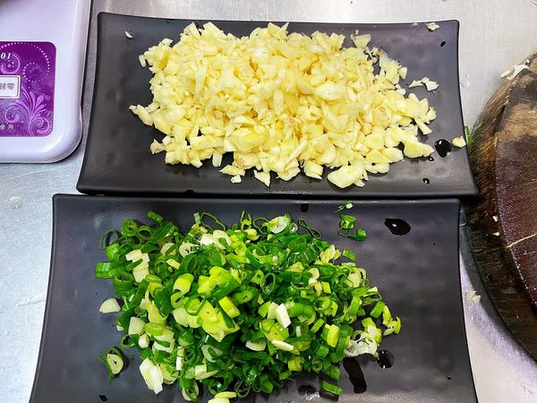 蛤蜊洗淨吐沙，蔥切花、蒜切末。