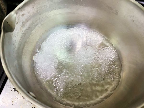 鐵鍋直接下米酒，開中火煮至微滾，稍微再把火調整小一些，讓米酒呈現微微沸騰冒泡泡的狀態，持續三分鐘。

※這個階段是要把米酒的酒精煮掉，讓湯汁只剩下甜味，這樣加上等等的蛤蜊鮮味，這湯汁會極度鮮甜，比什麼鹽米酒都要厲害多了。如果是喜歡酒味的酒鬼朋友，不用燒到3分鐘，燒個1分鐘讓米酒溫度升高即可繼續。