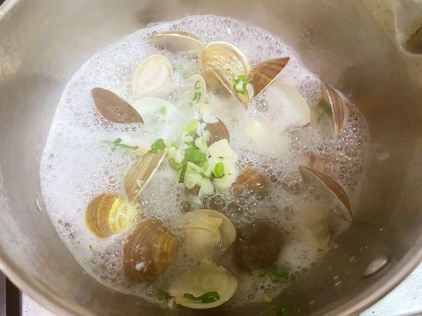 因為米酒的溫度是一致的，蛤蜊的溫度也會是一致的，所以應該都會在差不多同時間時打開。蛤蜊打開後就是好了，起鍋！還沒打開的話繼續上蓋再悶一下下。

※蛤蜊大小不同，開的時間也可能不同，得自己抓。
※先蓋後蛤蜊如果有一小部分還沒開但是大部分都開了，就將大部分開了的蛤蜊夾起來，留下沒開的繼續燒。