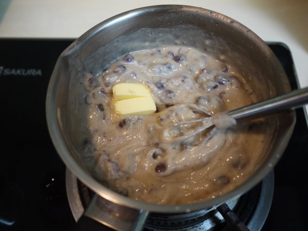 紅豆卡士達-材料除料奶油全放鍋中拌勻,開最小的火拌至濃稠狀,最後加入奶油,放碗中貼上保鮮膜放冰箱備用