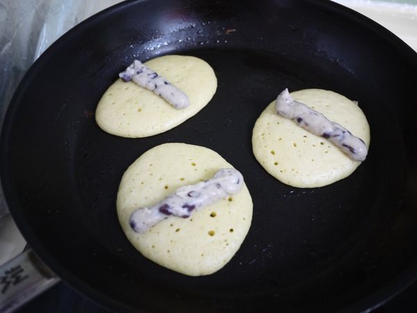 鬆餅粉照外袋配方上的水或牛奶量,我一袋一種口味,水用豆漿取代拌勻,下平底鍋煎至表面略乾,擠上紅豆卡士趁熱定型