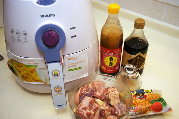 將小排放在流水下以活水的方式沖洗乾淨，以廚房紙巾稍微壓乾水份後，加入[醃料]略抓，使之均勻入味，置於冰箱醃漬10-30分鐘。