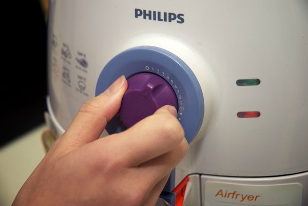 將飛利浦氣炸鍋以200度預熱3分鐘。