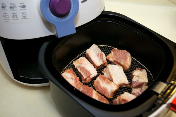 醃好的小排放入炸籃內，以180度，炸10分鐘。