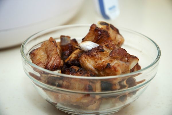 炸好的排骨，外皮酥香，且逼出好多油；接下來，將炸好的排骨移至飛利浦智慧萬用鍋再進行燜煮，便能讓肉質軟嫰入味囉！