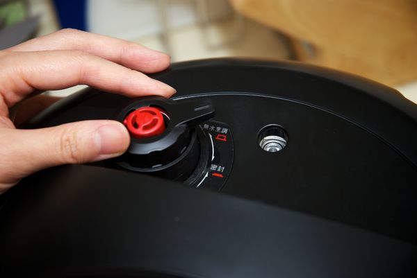 將白芝麻以外的[調味料]及炸好的小排放入飛利浦智慧萬用鍋內鍋，蓋上鍋蓋，將上蓋限壓閥轉至「無水烹調」位置，操作面板上的時間設定鈕旋轉至「烤排骨」設定鍵（22分鐘）。