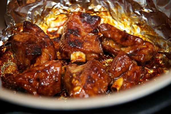 因是「無水烹調」的狀態，所以，中途可將鍋蓋打開，檢查一下收汁的狀況（若太乾，就再加一點熱水），並將小排翻面，使小排可均勻收汁上色，再蓋上鍋蓋。