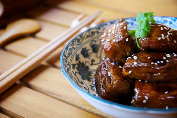 時間到，打開鍋蓋，取出擺盤，並撒上白芝麻，就可上桌享用囉！