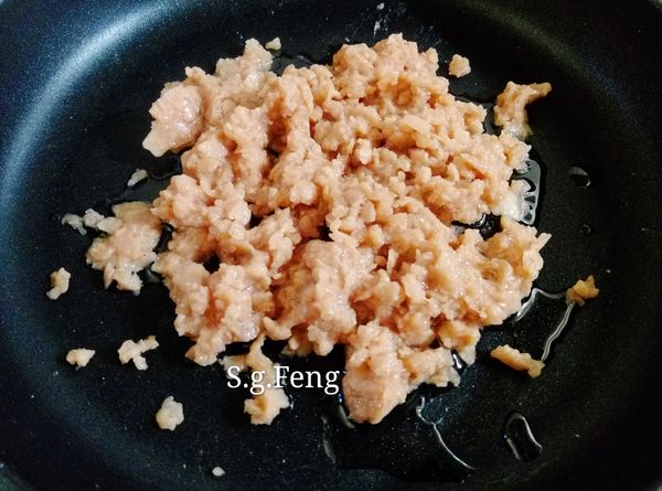 5.起鍋，開小火，倒入1大匙橄欖油，放入新豬肉。