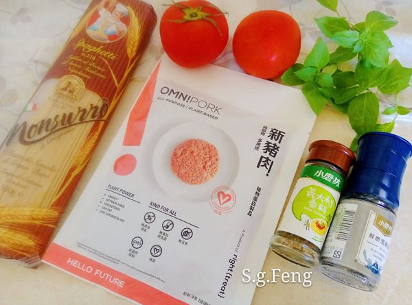 1.準備食材，將蕃茄與九層塔清理與洗淨。