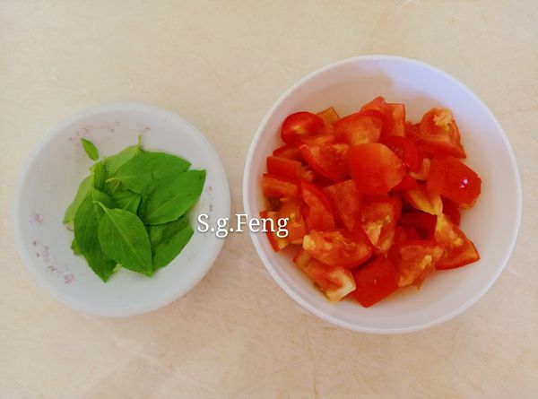 3.蕃茄切丁，九層塔取葉-可切末或不切。