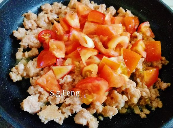 7.再加入蕃茄丁一起翻炒，至番茄變軟有茄紅素釋出（有紅色湯汁）。