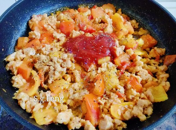 8.再加入[調味料]，再翻炒幾下。