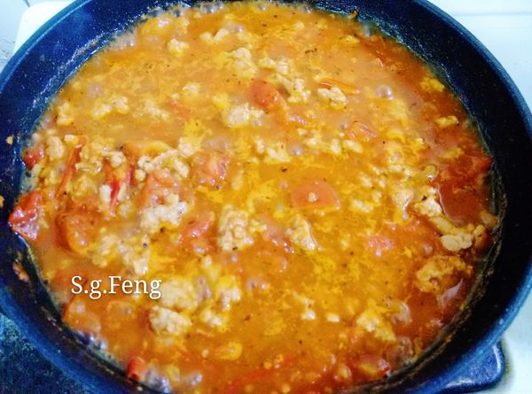 9.再加入水煮滾後轉小火，續煮約5分鐘。