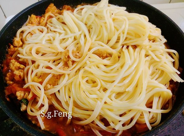 13.在步驟9.煮好後加入燙好的義大利麵，將其拌勻裹上醬汁即可。