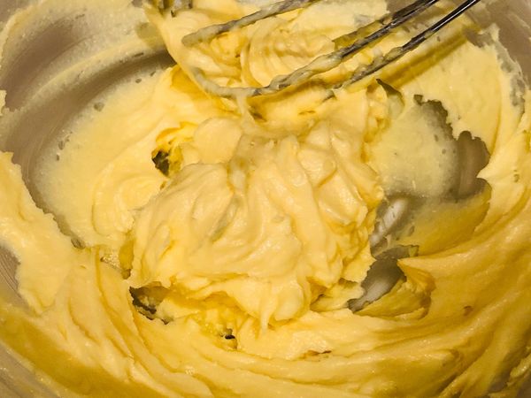 加入雞蛋攪拌均勻，質地很滑順