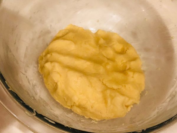 加入過篩的高、低筋麵粉，揉均勻
保鮮膜包起來，放冰箱冷藏一晚