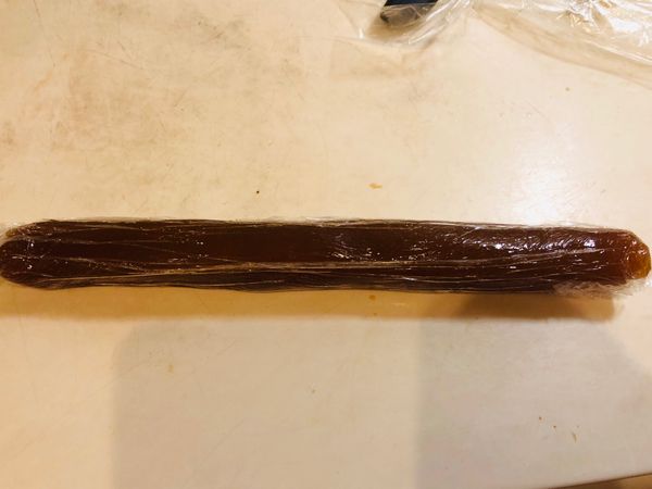 保鮮膜包好餡料，搓成長條，可分多條，不用一次搓超長