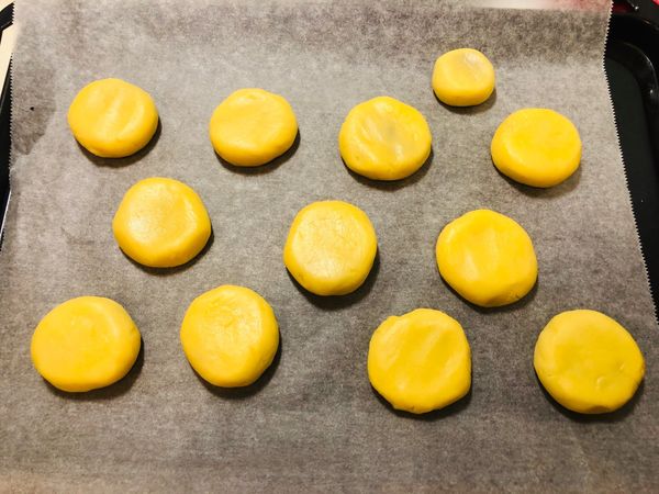 餅皮壓薄，包入餡料
然後放到烤盤上輕輕壓扁